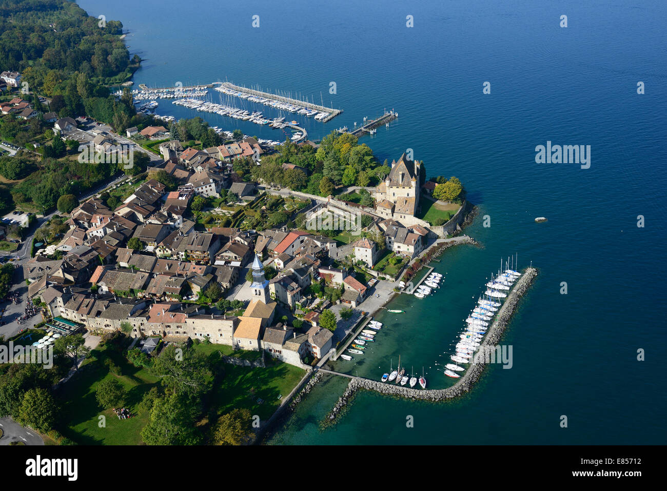 VISTA AEREA. Pittoresco borgo medievale sulla riva del lago di Ginevra. Yvoire, Haute-Savoie, Auvergne-Rhône-Alpes, Francia. Foto Stock