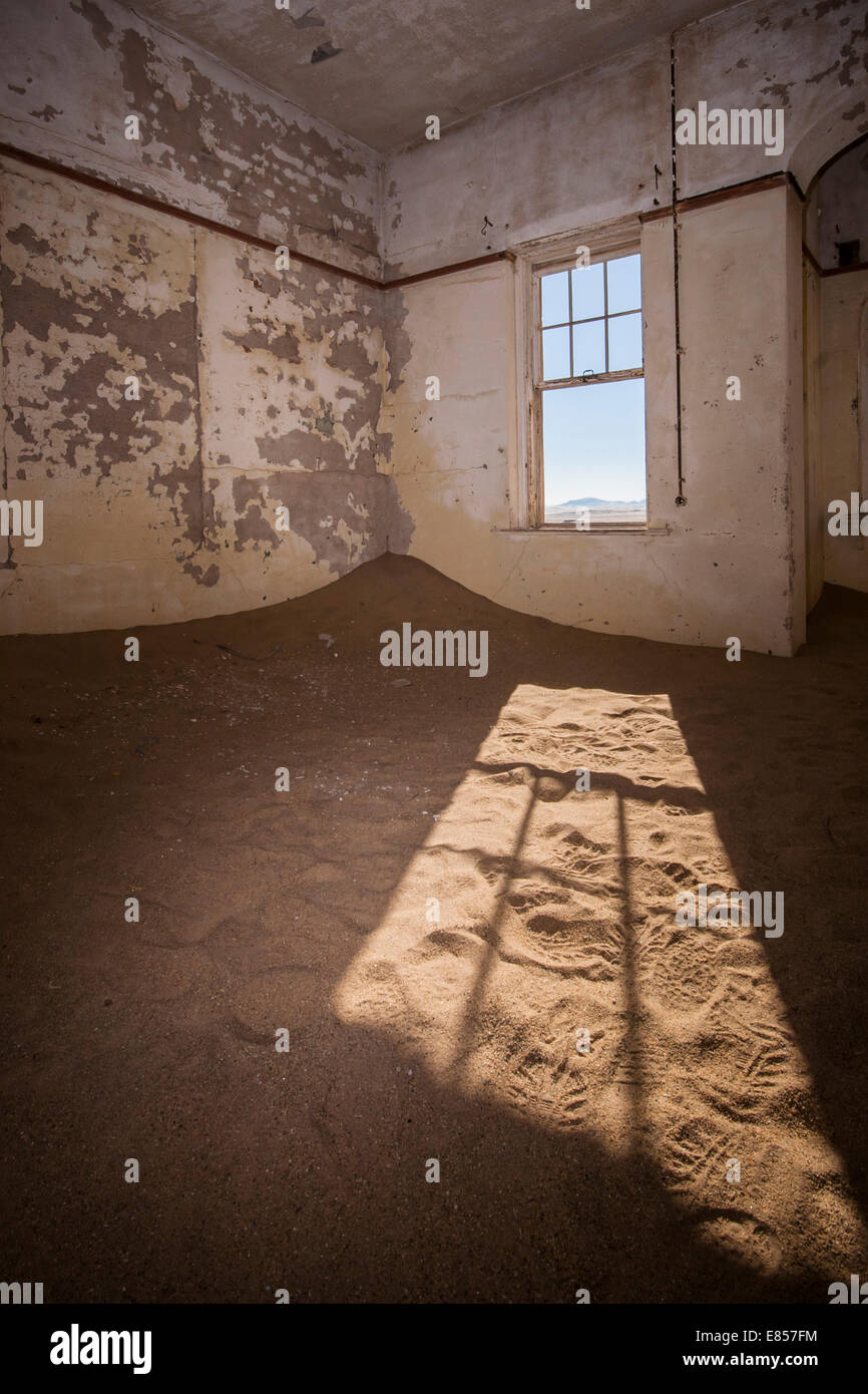 Camera abbandonata in città deserta di Kolmanskopp Foto Stock