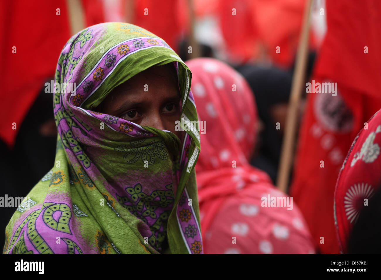 Dacca in Bangladesh. 1 Ott 2014. Indumenti nazionale Lavoratore Federazione ha fatto una protesta di fronte National Press Club di Dhaka che richiede tutte le quote per il loro immediatamente e il sentiero del proprietario di indumenti denominati tuba di indumenti, Beximco, Zara composit, ATS moda e Akik Aparales.Rana Plaza vittima e Tazreen fashion victim hanno partecipato a questo portest.Essi chiedevano di stipendio e bonus prima di Eid. Credito: Zakir Hossain Chowdhury/ZUMA filo/Alamy Live News Foto Stock