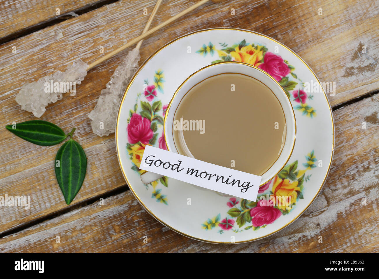 Buona mattina card con tè in tazza vintage su una superficie di legno Foto Stock