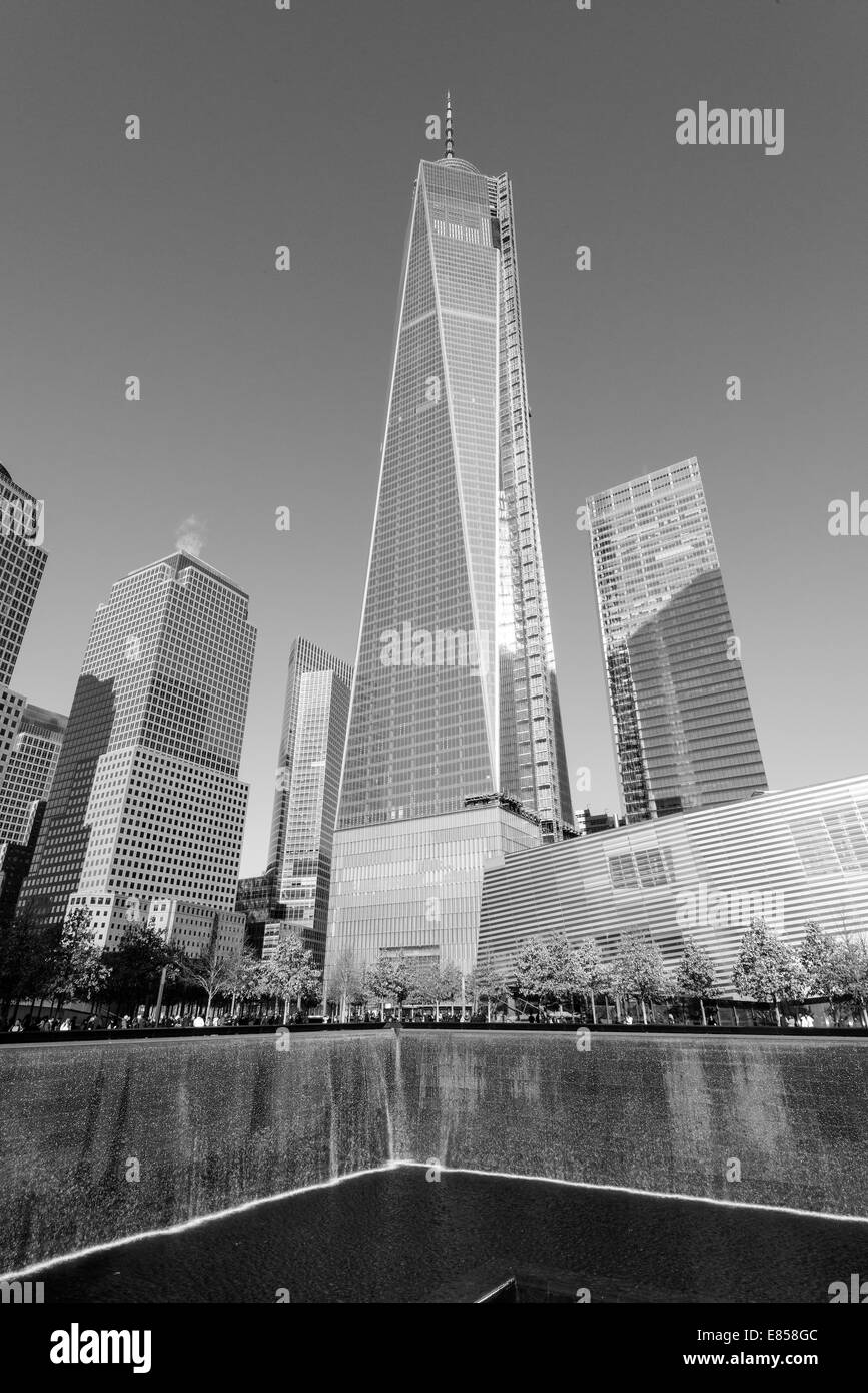 Ground Zero Memorial con One World Trade Center, Manhattan, New York, New York, Stati Uniti d'America Foto Stock