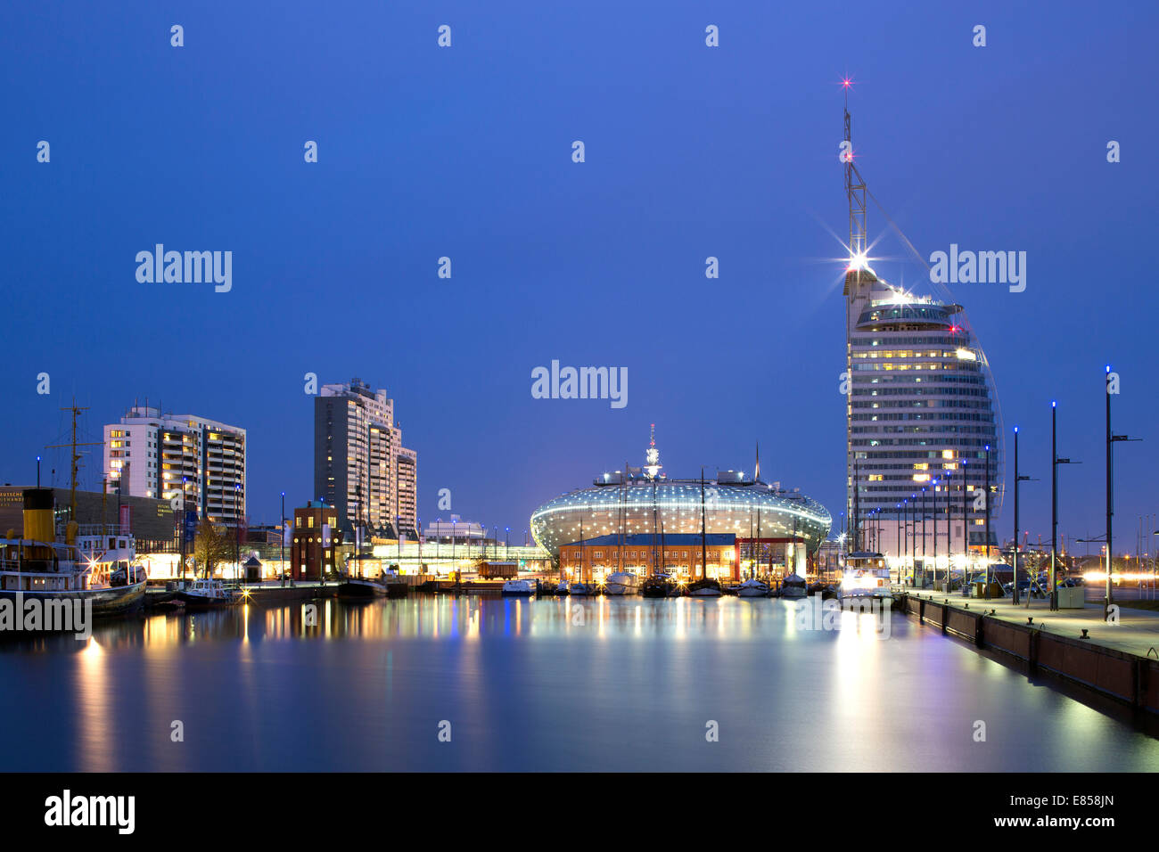 Mediterraneo centro shopping, Atlantic Hotel Sail City, Klimahaus Bremerhaven, centro di Columbus, Havenwelten, Neuer Hafen Foto Stock