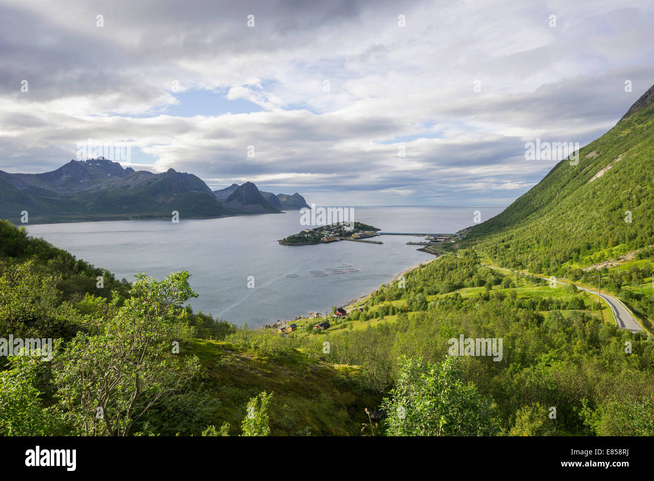 Vista sul villaggio di pescatori di Husøy, sull'isola di Senja, Troms, Norvegia Foto Stock