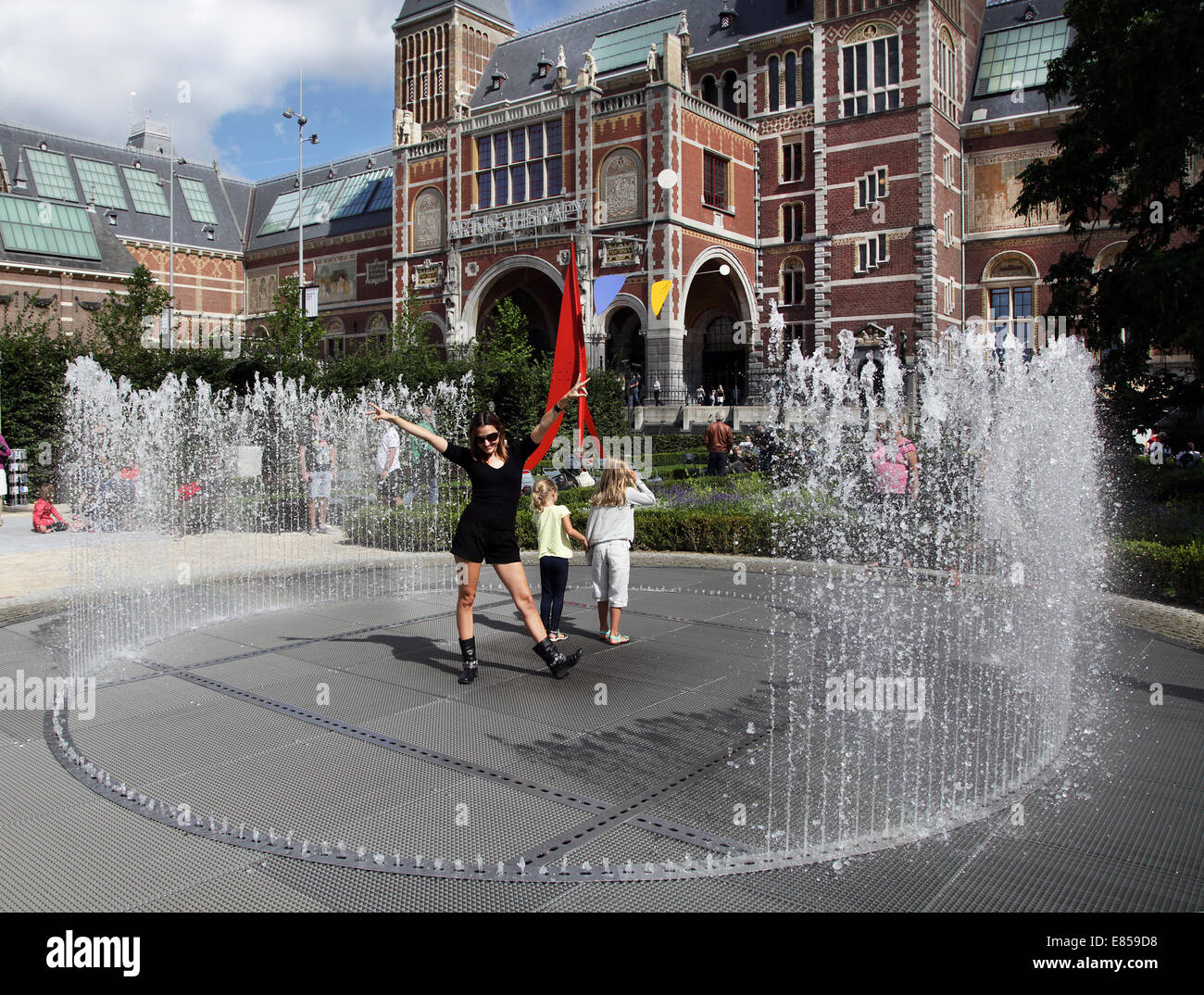 Ragazze che si divertono al fauntain nel giardino del Rijksmuseum Amsterdam.Summer ad Amsterdam !!! Foto Stock