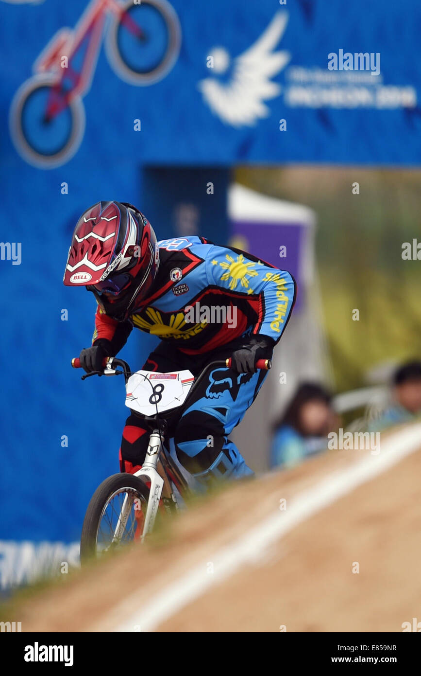 Incheon, Corea del Sud. 1 Ott 2014. Caluag Daniel Patrick delle Filippine compete durante l'uomo motos match del ciclismo BMX al XVII Giochi Asiatici in Incheon, Corea del Sud, 1 ottobre, 2014. Caluag Daniel Patrick ha vinto la medaglia d'oro con 3 punti. © Huang Zongzhi/Xinhua/Alamy Live News Foto Stock