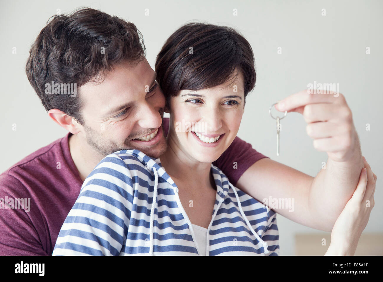 Coppia in cerca allegramente a casa insieme a chiave Foto Stock