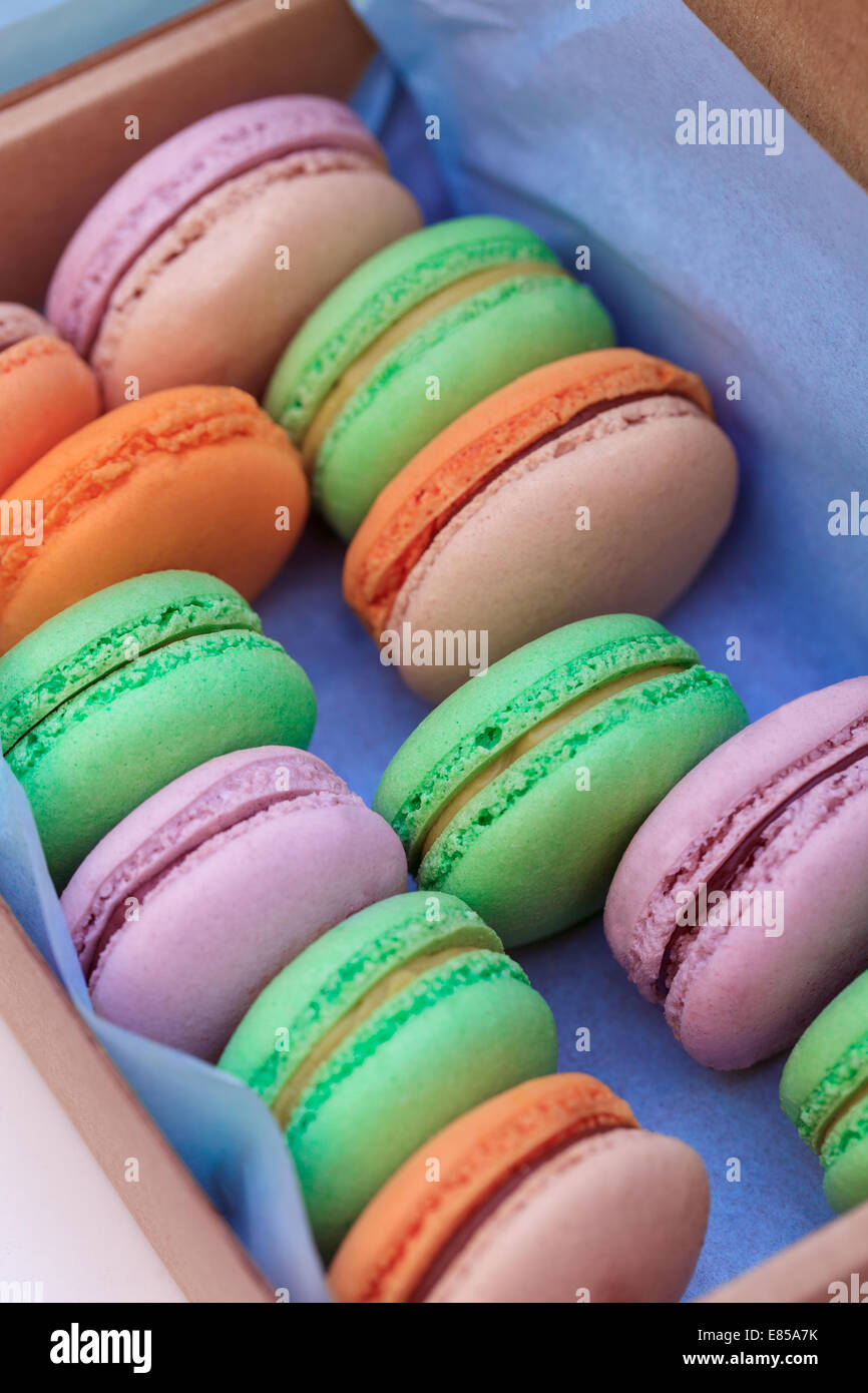 Delizioso buffet di dolci con colorati macarons in una scatola Foto Stock