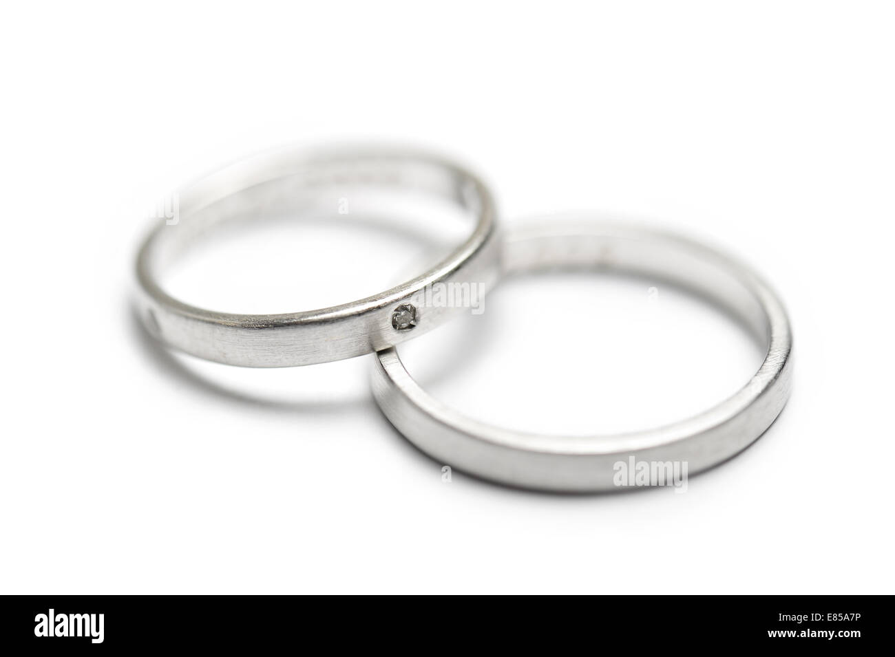 Gli anelli di nozze con piccolo diamante, su sfondo bianco Foto Stock