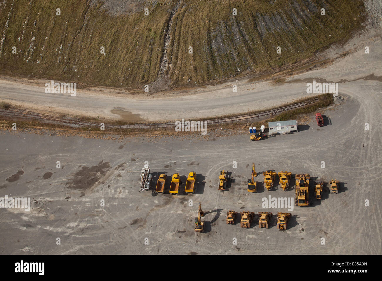 Righe di parcheggiato coal mining scavatori e camion lo scavo di cima, Appalachia, Saggio County, Virginia, Stati Uniti d'America, ad alto angolo di visione Foto Stock