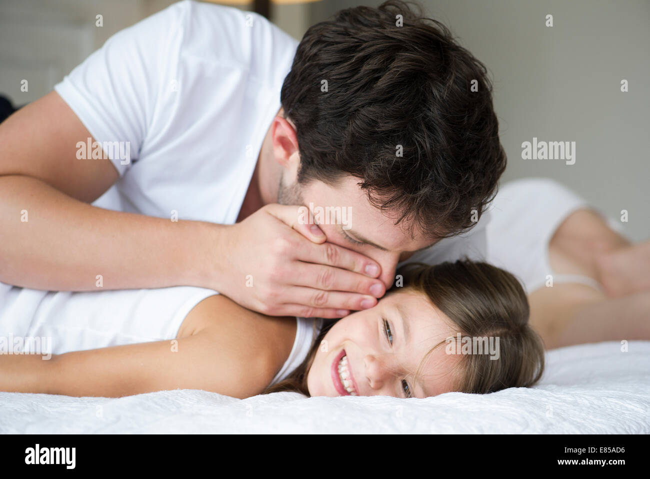 Padre whispering alla giovane figlia Foto Stock