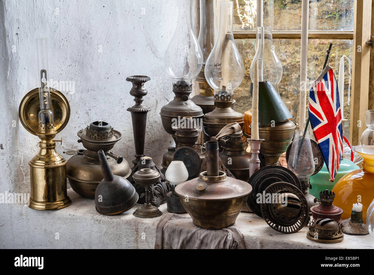 Il giudice di alloggio, Presteigne, Powys, Regno Unito. Un premiato il museo di vita Vittoriano. Vecchie lampade a paraffina in cantina Foto Stock