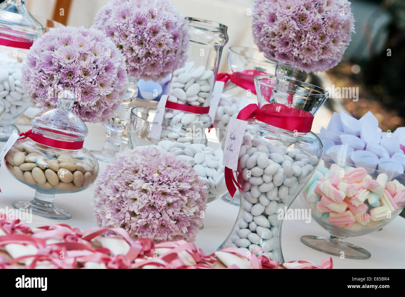 Tabella di nozze con i confetti e caramelle Foto Stock