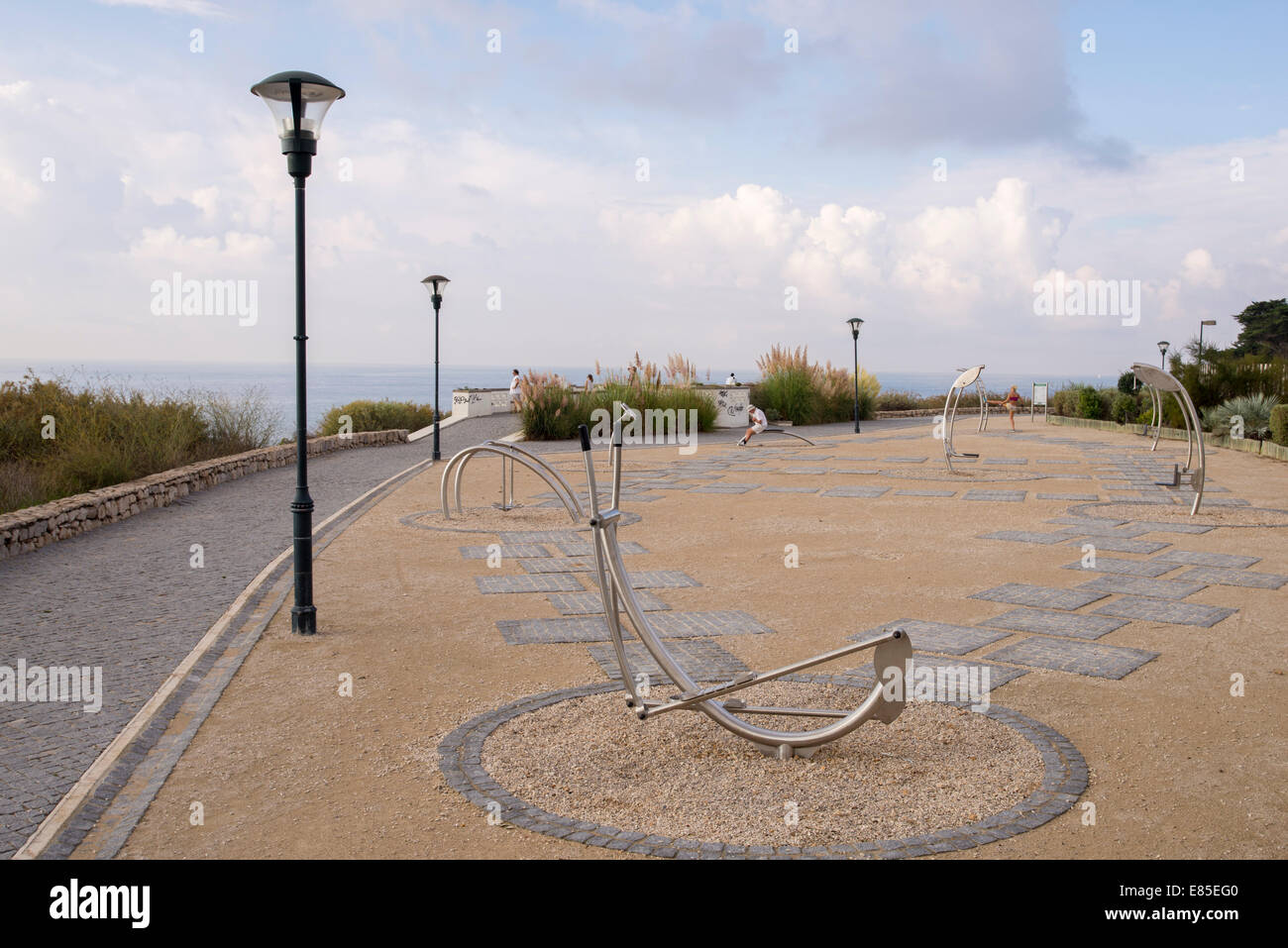 Area di esercizio con le apparecchiature con persone che esercitano in background in Cascais Foto Stock