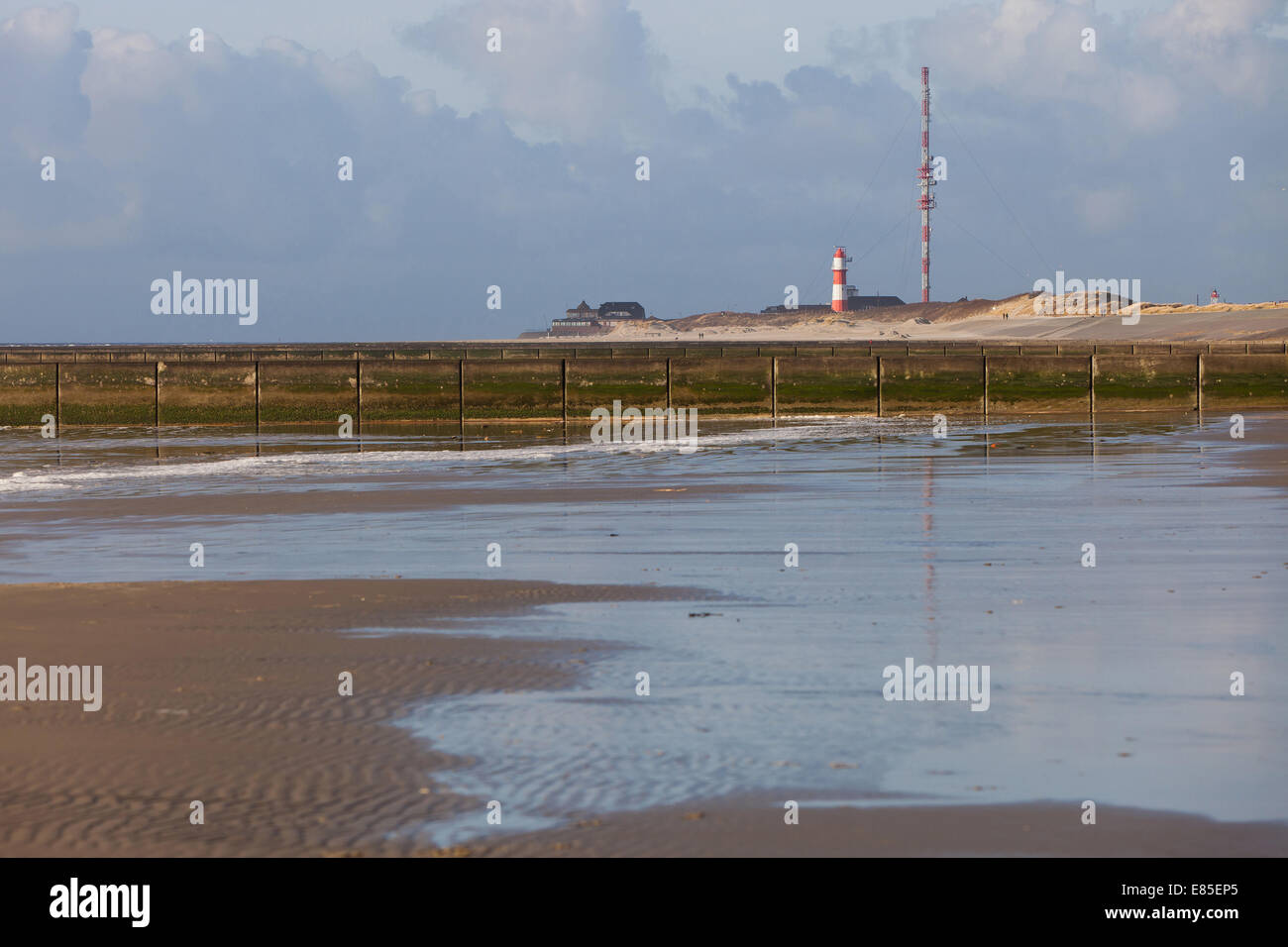 Spiaggia Northsea impressione con un faro a distanza Foto Stock