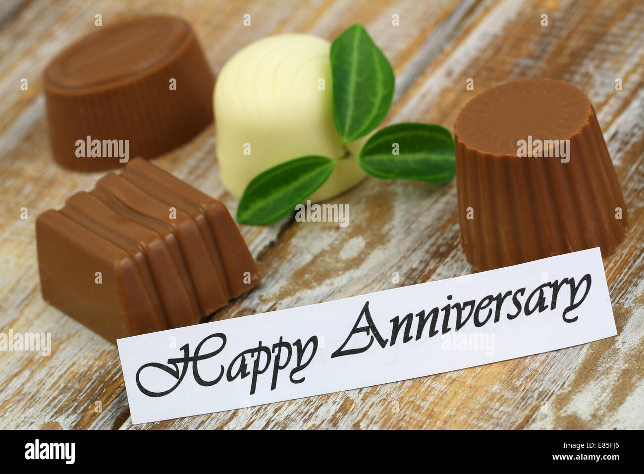 Felice anniversario card con cioccolatini assortiti Foto Stock