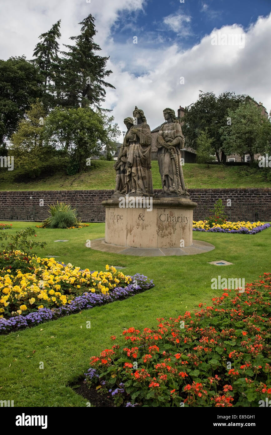 Tre virtù' le statue - Fede Speranza e Carità, Ness Bank giardini, Inverness, altopiani, Scozia Foto Stock
