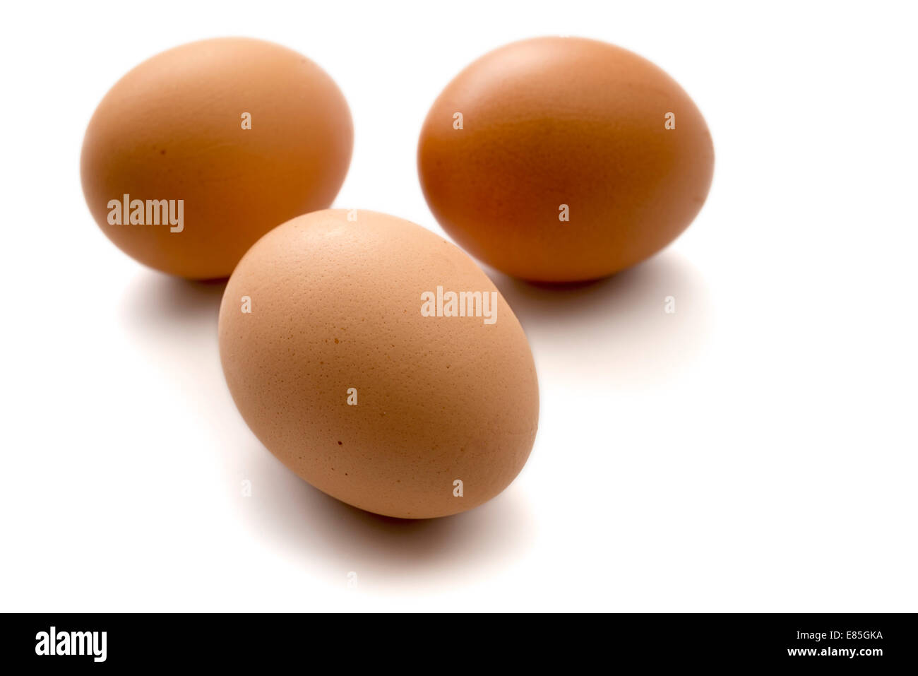 Tre uova marrone isolato su uno sfondo bianco Foto Stock