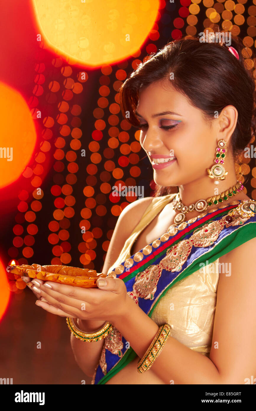 Indian ladies Diwali Festival diya culto Foto Stock