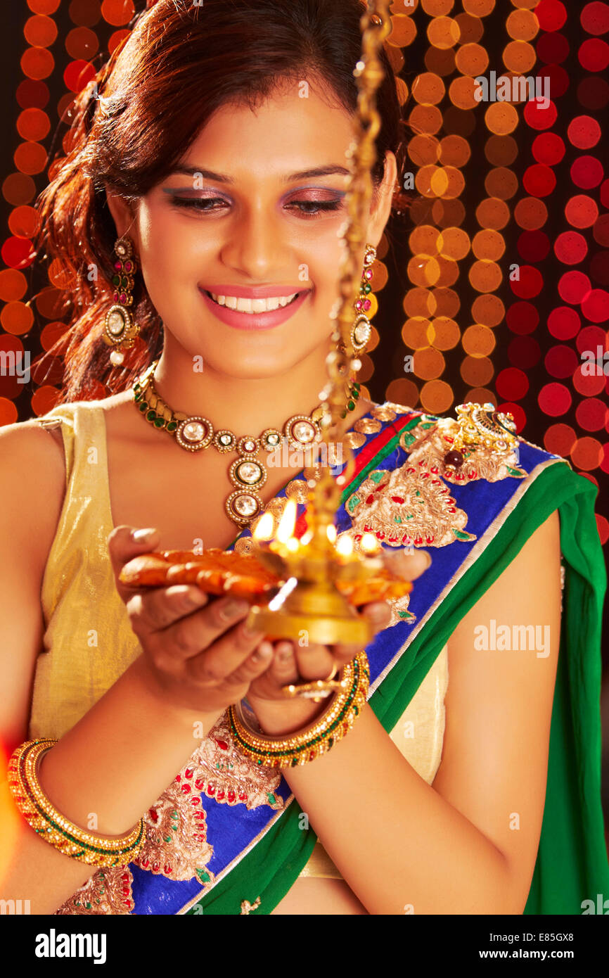 Indian ladies Diwali Festival diya culto Foto Stock
