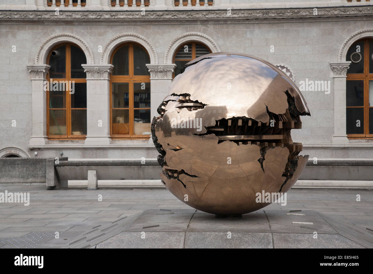 Sfera sfera interna di Pomodoro, libreria di Berkeley, Trinity College University; Dublino Foto Stock