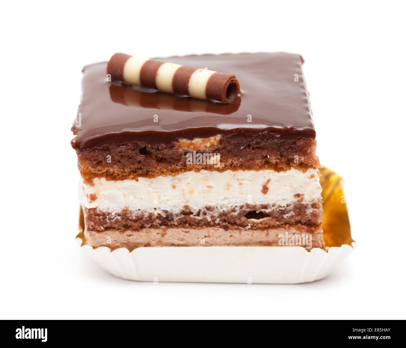 Strato di cioccolato torta isolati su sfondo bianco Foto Stock