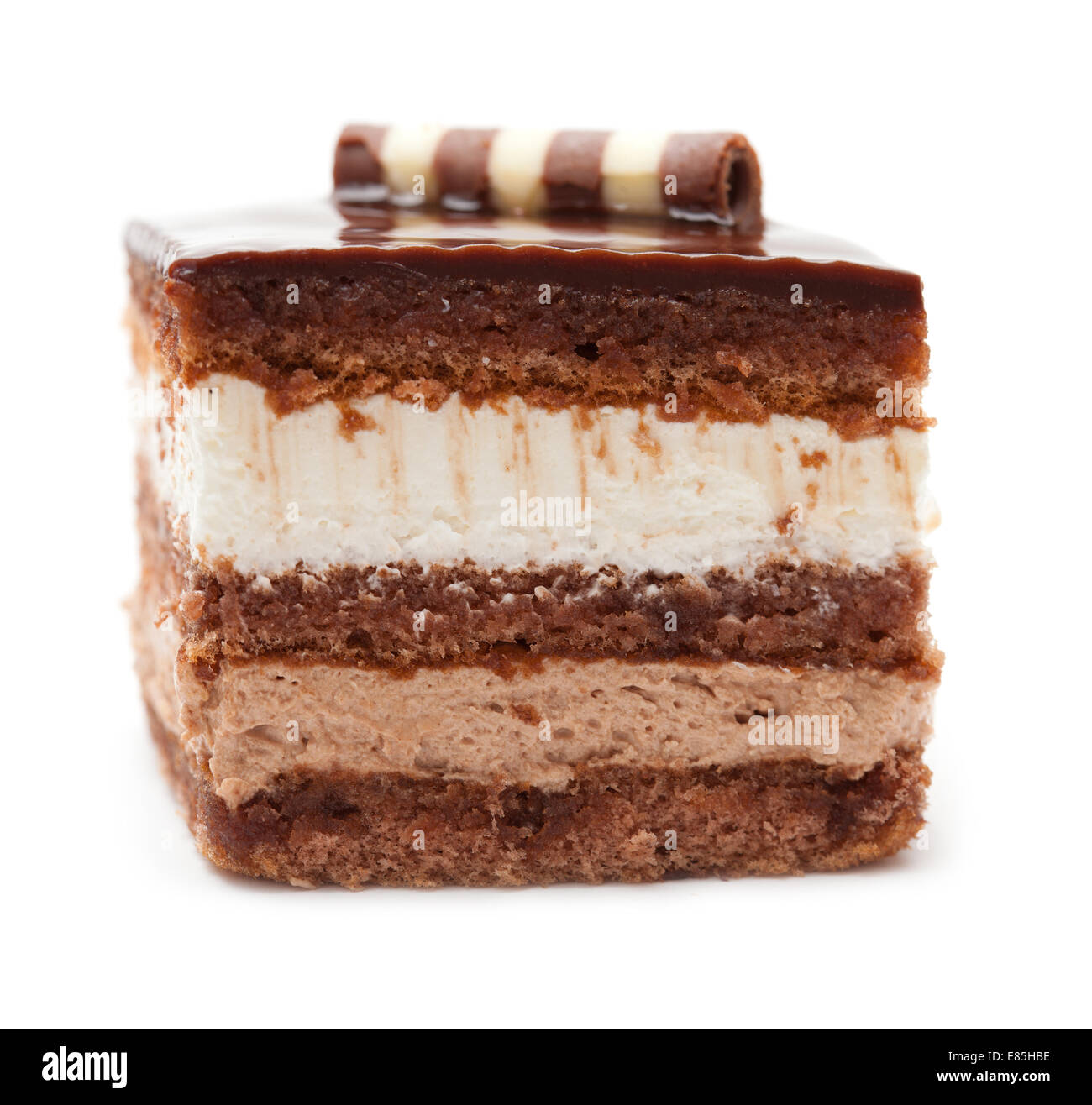 Strato di cioccolato torta isolato su bianco Foto Stock
