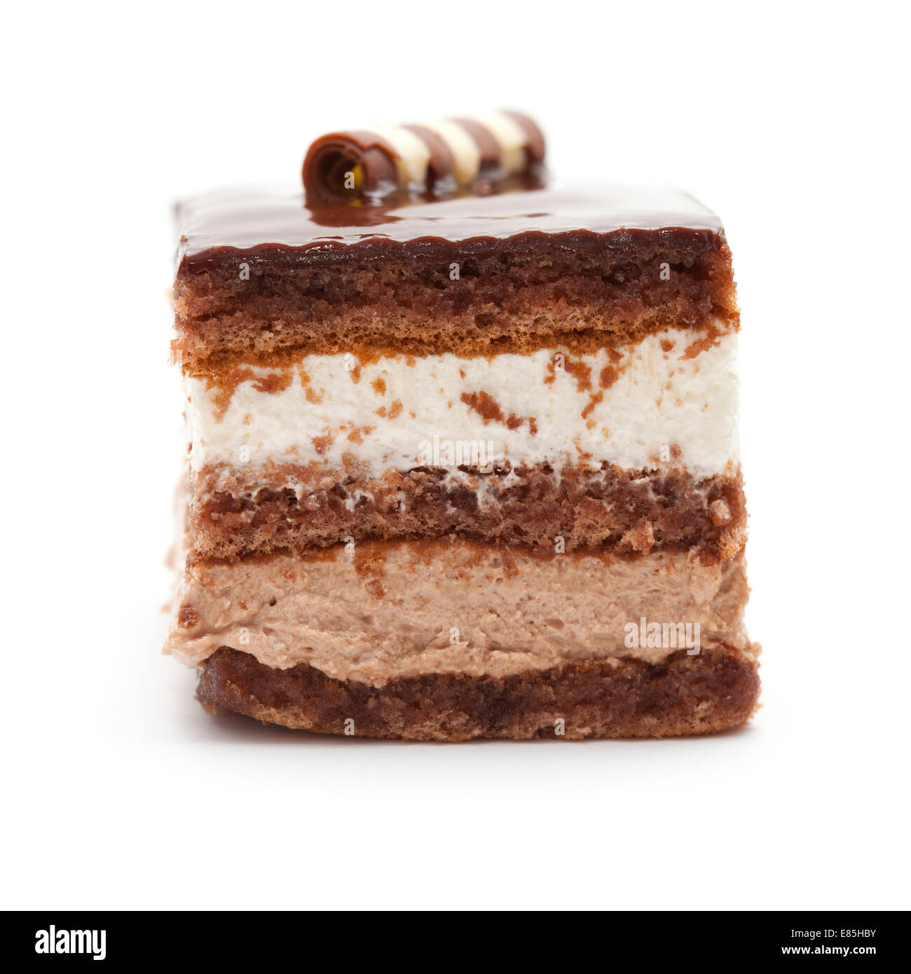 Strato di cioccolato torta isolato su bianco Foto Stock