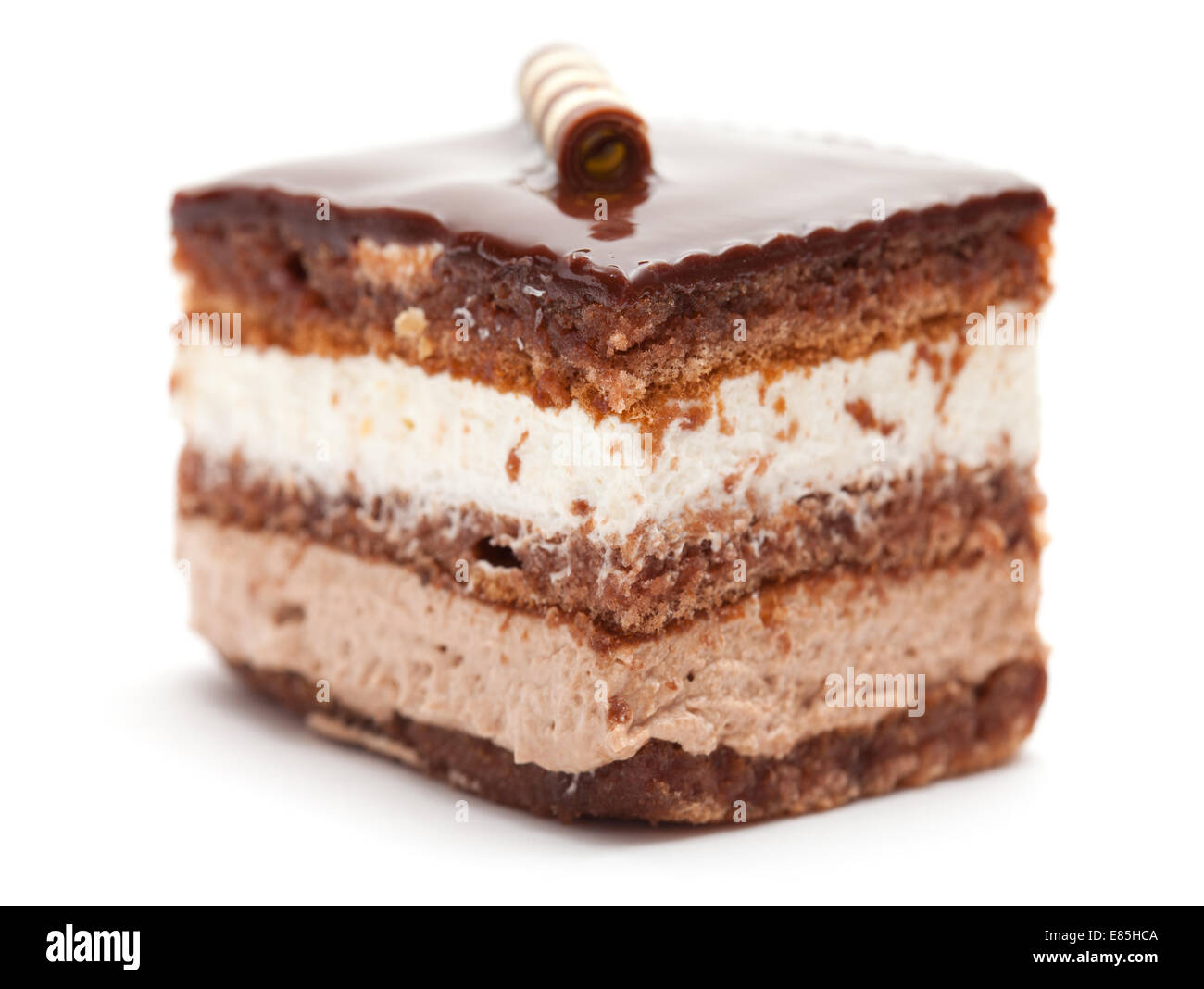 Strato di cioccolato torta isolato su bianco Foto Stock