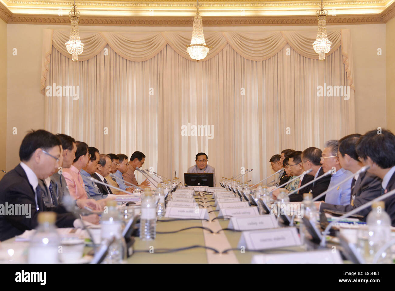 Bangkok, Tailandia. 1 Ott 2014. Thailandia del Primo Ministro Prayuth Chan-OCHA (C) parla presso le piccole e medie imprese Comitato di politica al Palazzo del Governo di Bangkok, Thailandia, 1 ottobre, 2014. Credito: governo tailandese House/Xinhua/Alamy Live News Foto Stock