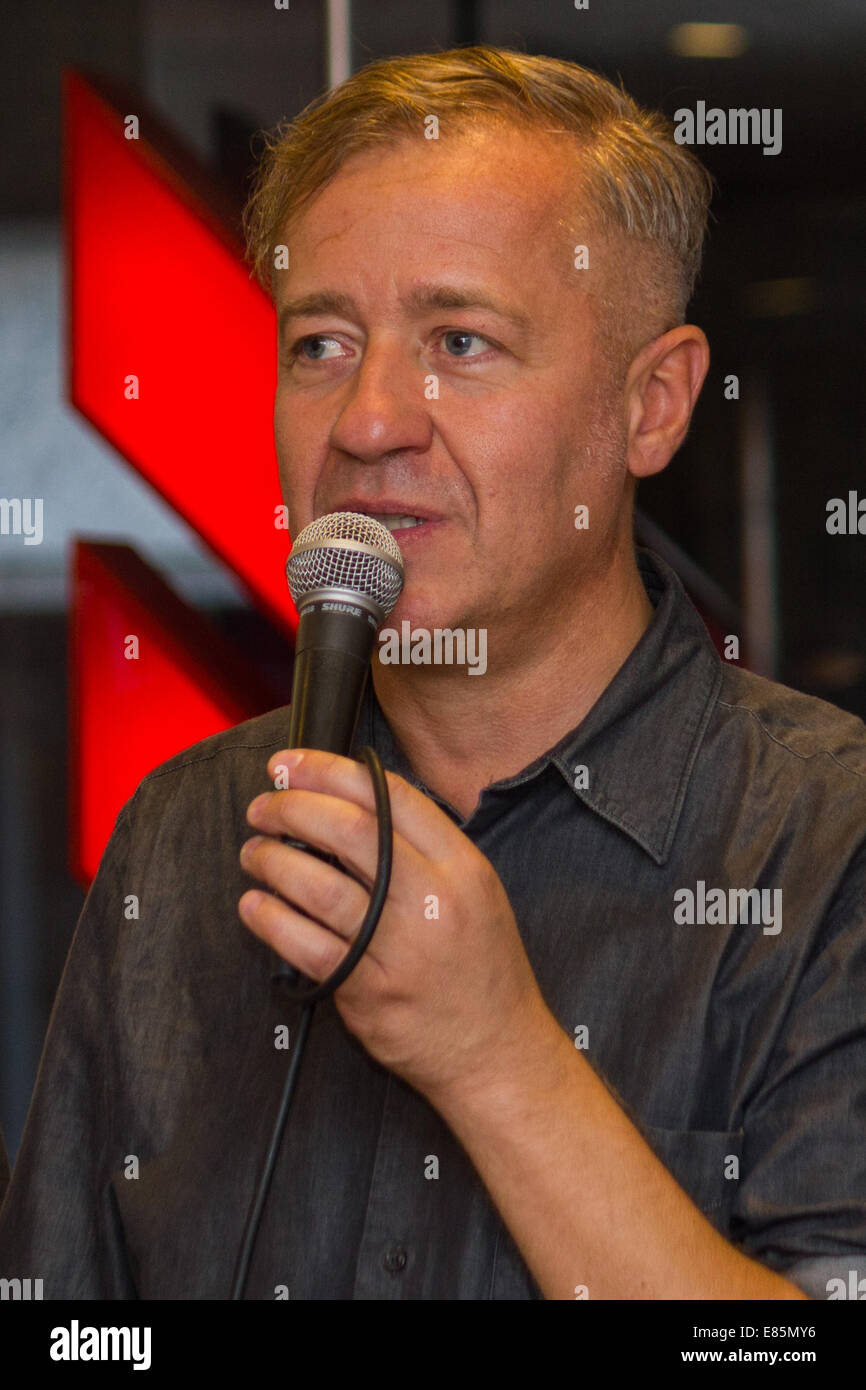 Max Casacci, membro del gruppo di Torino Subsonica hanno incontrato i loro fan alla libreria Feltrinelli, per presentare il loro nuovo album 'una navata in una foresta". © Elena Aquila/Pacific Press/Alamy Live News Foto Stock