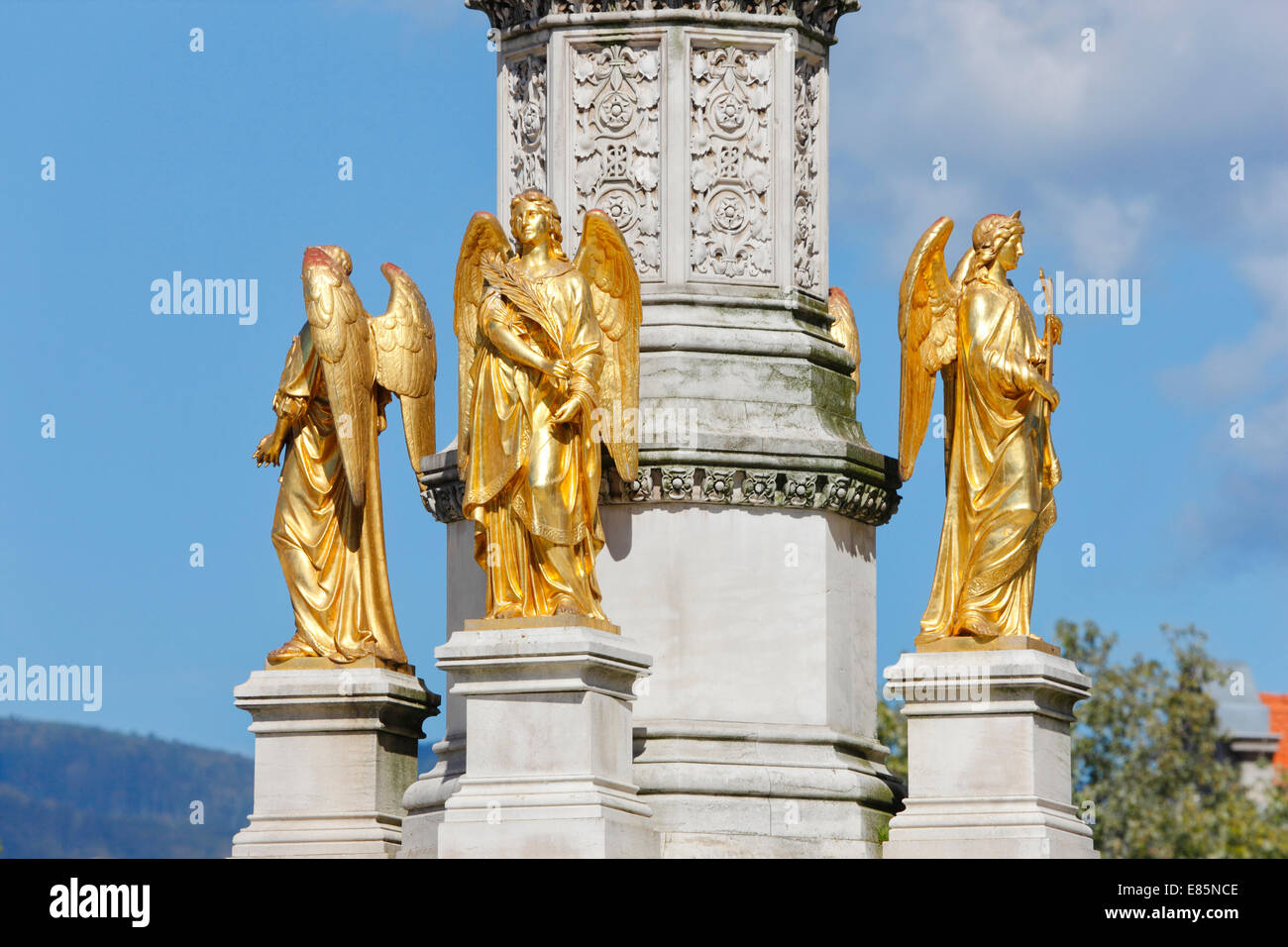Zagabria scultura di Golden angeli nella parte anteriore del duomo Foto Stock