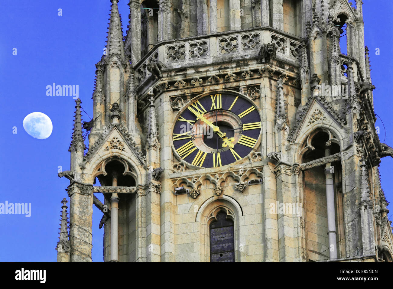 La cattedrale di Zagabria. Torre della cattedrale da vicino con la luna in background. Foto Stock