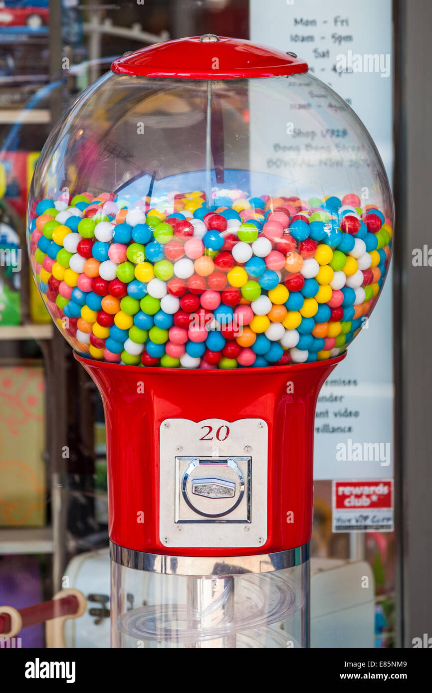 Una macchina di bubblegum al di fuori di un negozio Foto Stock