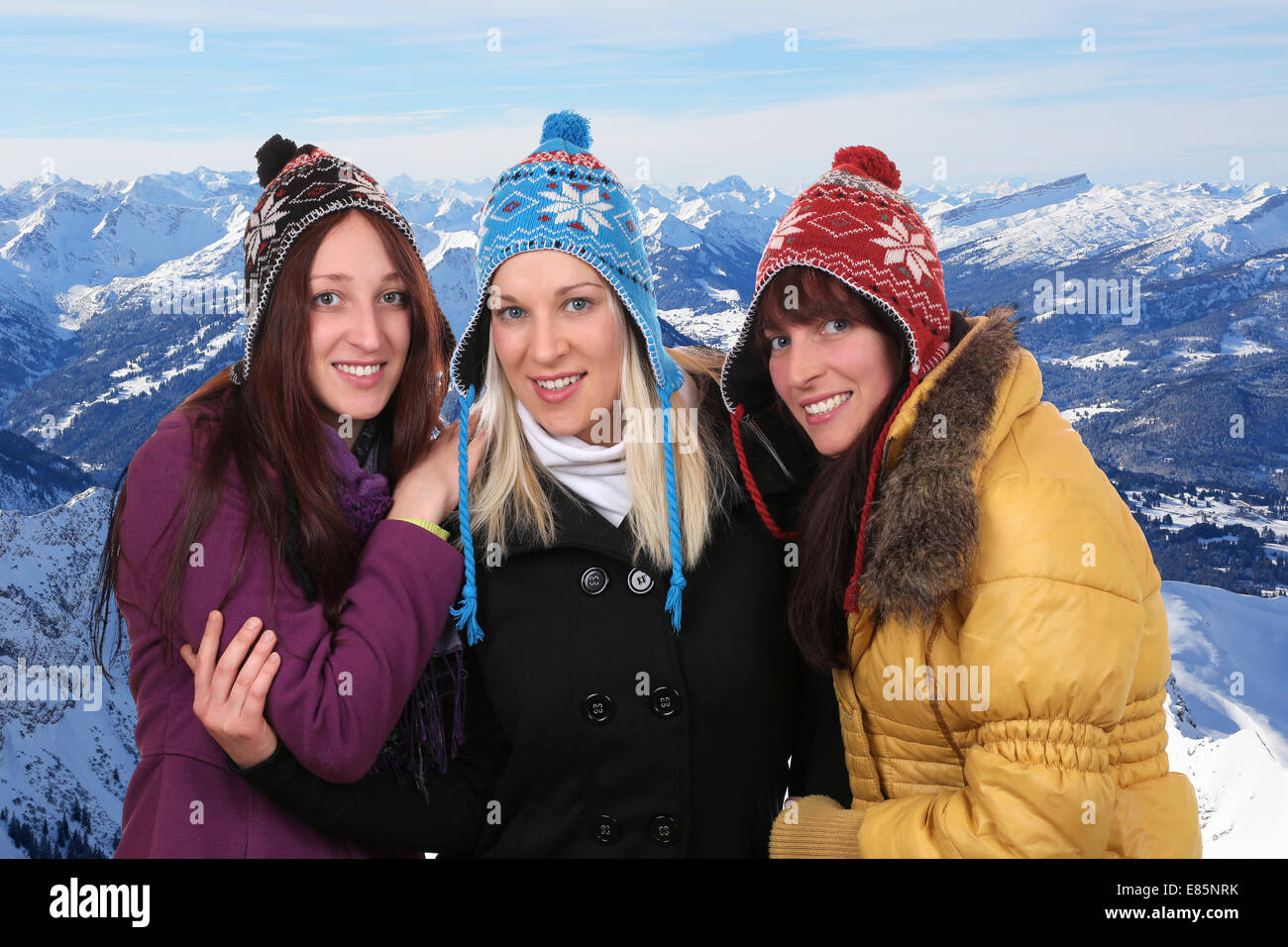 Gruppo di sorridere le giovani donne persone in inverno in montagna con cappuccio e sciarpa Foto Stock