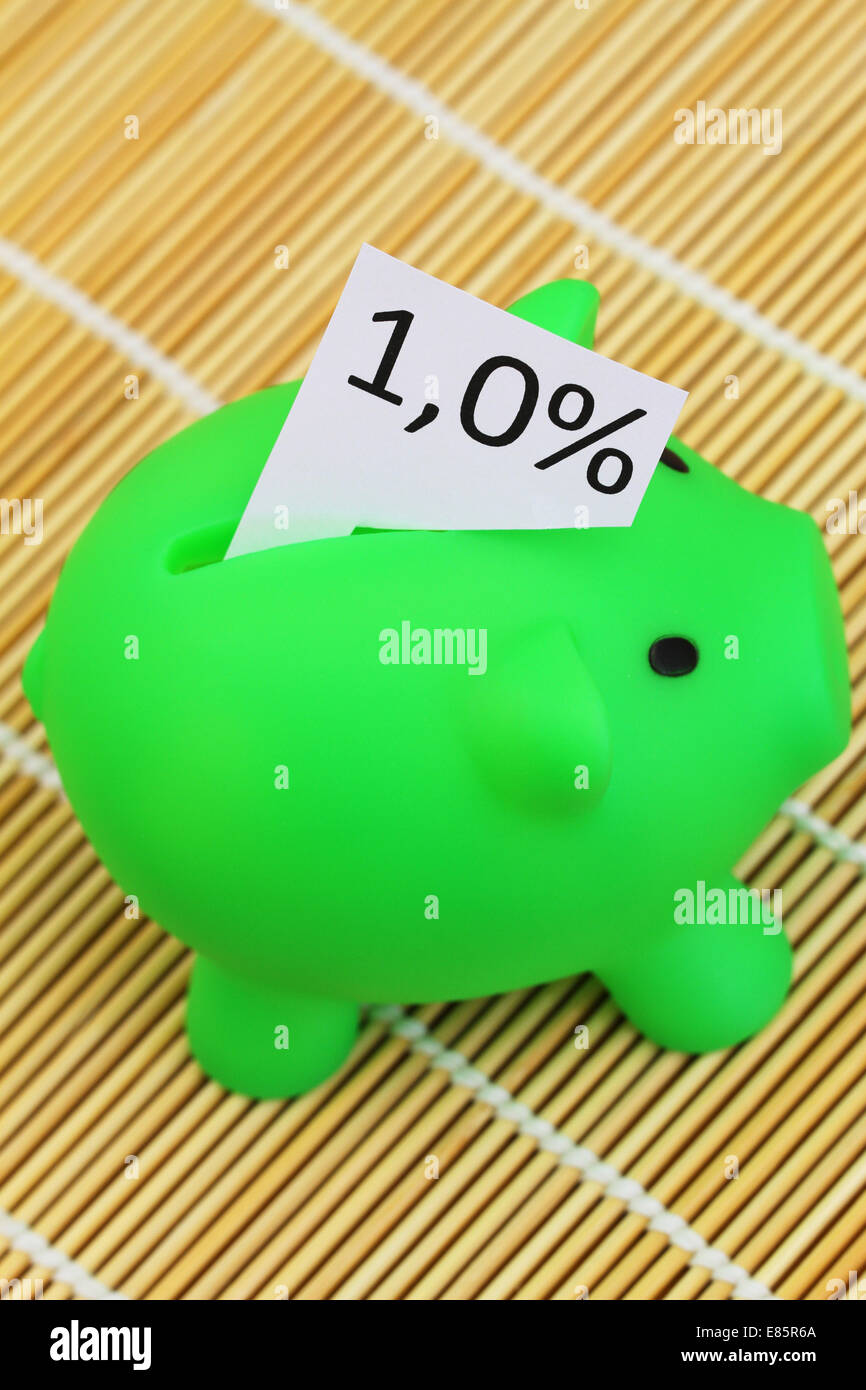 Salvadanaio con nota mostra 1% tasso di interesse fuori di essa Foto Stock