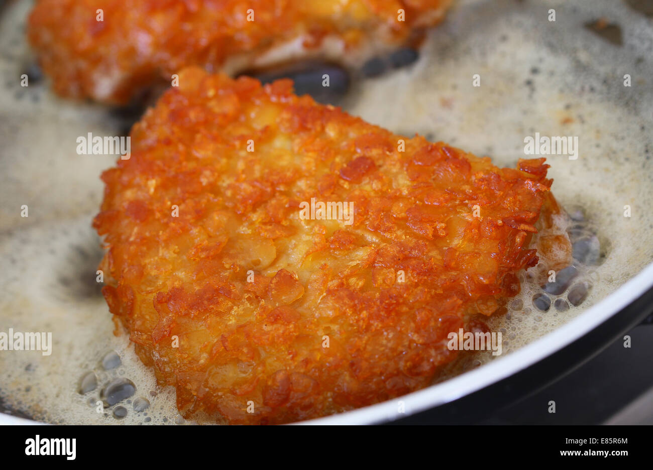 Croccante filetto di pollo nella padella, primo piano Foto Stock