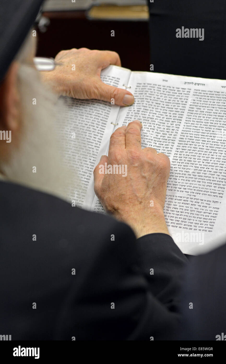 Religiosa ebraica Bibbia studio insegnante presso una lezione in una sinagoga a Brooklyn, New York Foto Stock