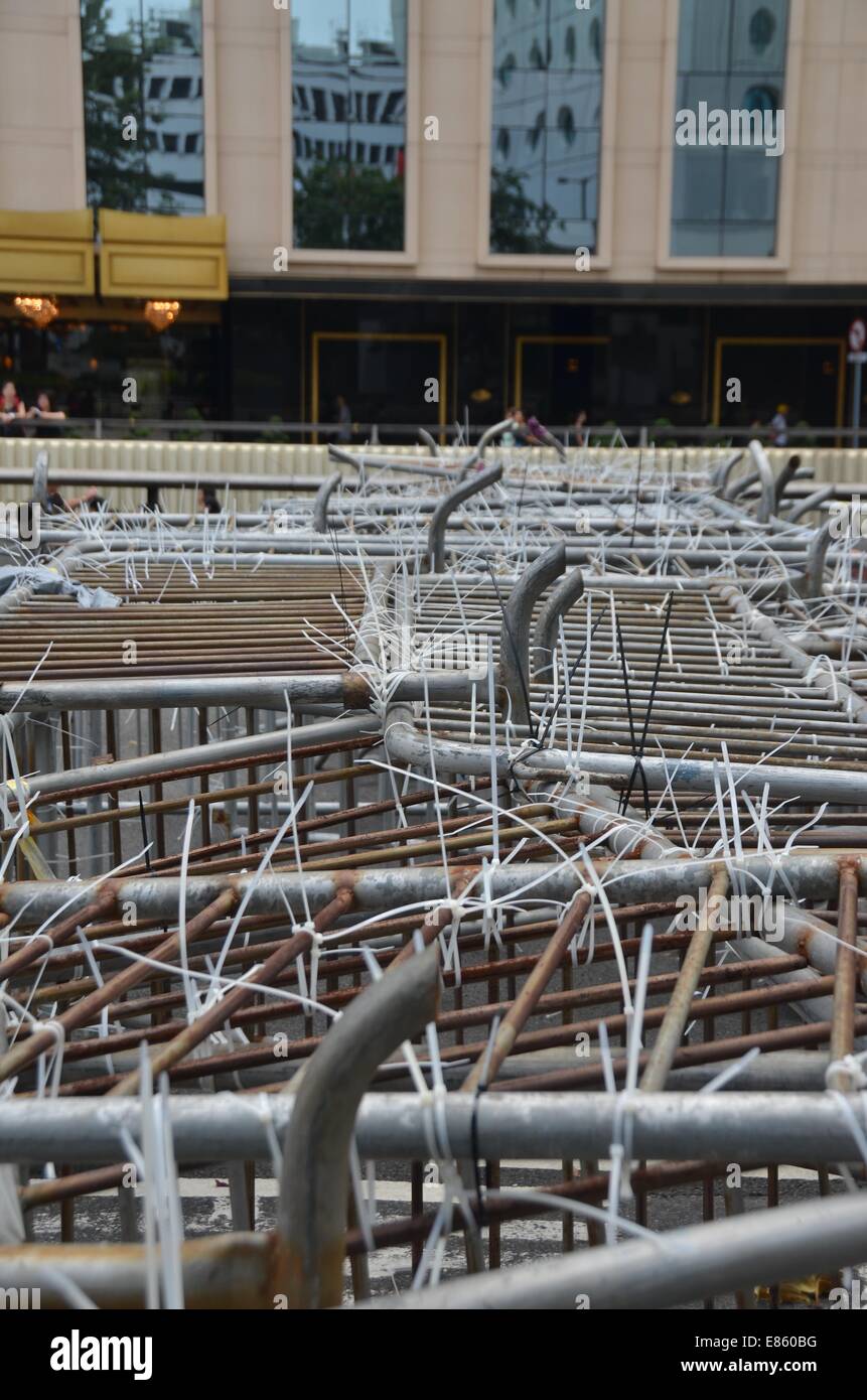 Hong Kong. 1 Ottobre, 2014. Mercoledì 1 ottobre 2014, durante una festa pubblica per contrassegnare il sessantacinquesimo anniversario della fondazione della Repubblica popolare cinese, una barricata blocchi Connaught Road Centrale come migliaia di giovani partecipare alla quarta giornata del pro-democrazia protesta noto come 'occupano Central', bloccando il traffico sulle strade principali nel centro di Hong Kong. L'umore continua ad essere calma e non violenta, considerando che tre giorni prima, i manifestanti di fronte gas lacrimogeni e spray antiaggressione dalla polizia in piena sommossa ingranaggio. Credito: Stefan Irvine/Alamy Live News Foto Stock