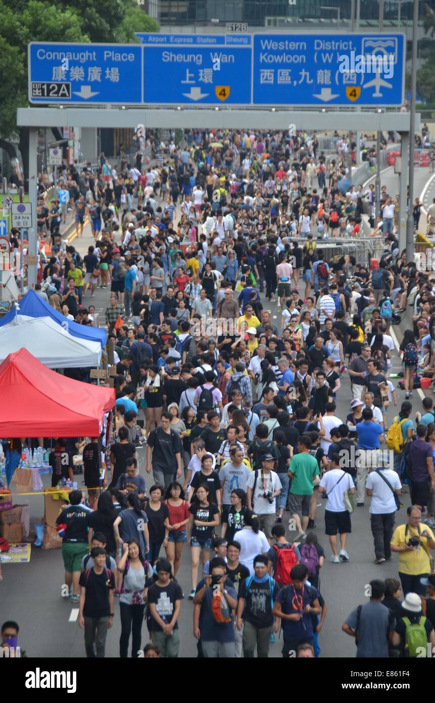 Hong Kong. 1 Ottobre, 2014. Mercoledì 1 ottobre 2014, durante una festa pubblica per contrassegnare il sessantacinquesimo anniversario della fondazione della Repubblica popolare di Cina, giovani partecipare alla quarta giornata del pro-democrazia protesta noto come 'occupano Central', bloccando il traffico sulle strade principali nel centro di Hong Kong. L'umore continua ad essere calma e non violenta, considerando che tre giorni prima, i manifestanti di fronte gas lacrimogeni e spray antiaggressione dalla polizia in piena sommossa ingranaggio. Credito: Stefan Irvine/Alamy Live News Foto Stock
