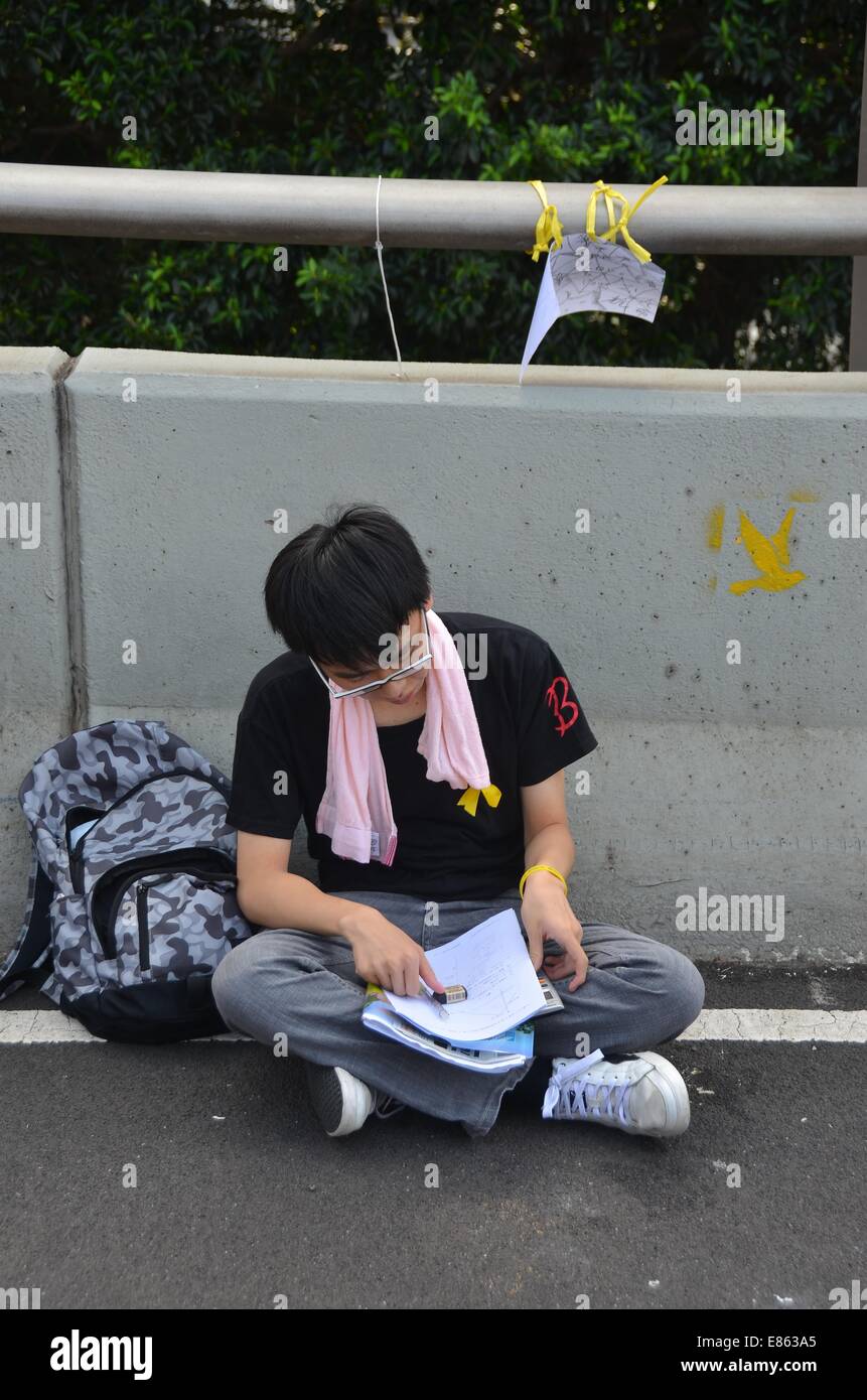 Hong Kong. 1 Ottobre, 2014. Mercoledì 1 ottobre 2014, durante una festa pubblica per contrassegnare il sessantacinquesimo anniversario della fondazione della Repubblica popolare cinese, una protesta porta uno slogan-ombrello del cuscinetto, come migliaia di giovani partecipare alla quarta giornata del pro-democrazia protesta noto come 'occupano Central', bloccando il traffico sulle strade principali nel centro di Hong Kong. L'umore continua ad essere calma e non violenta, considerando che tre giorni prima, i manifestanti di fronte gas lacrimogeni e spray antiaggressione dalla polizia in piena sommossa ingranaggio. Credito: Stefan Irvine/Alamy Live News Foto Stock