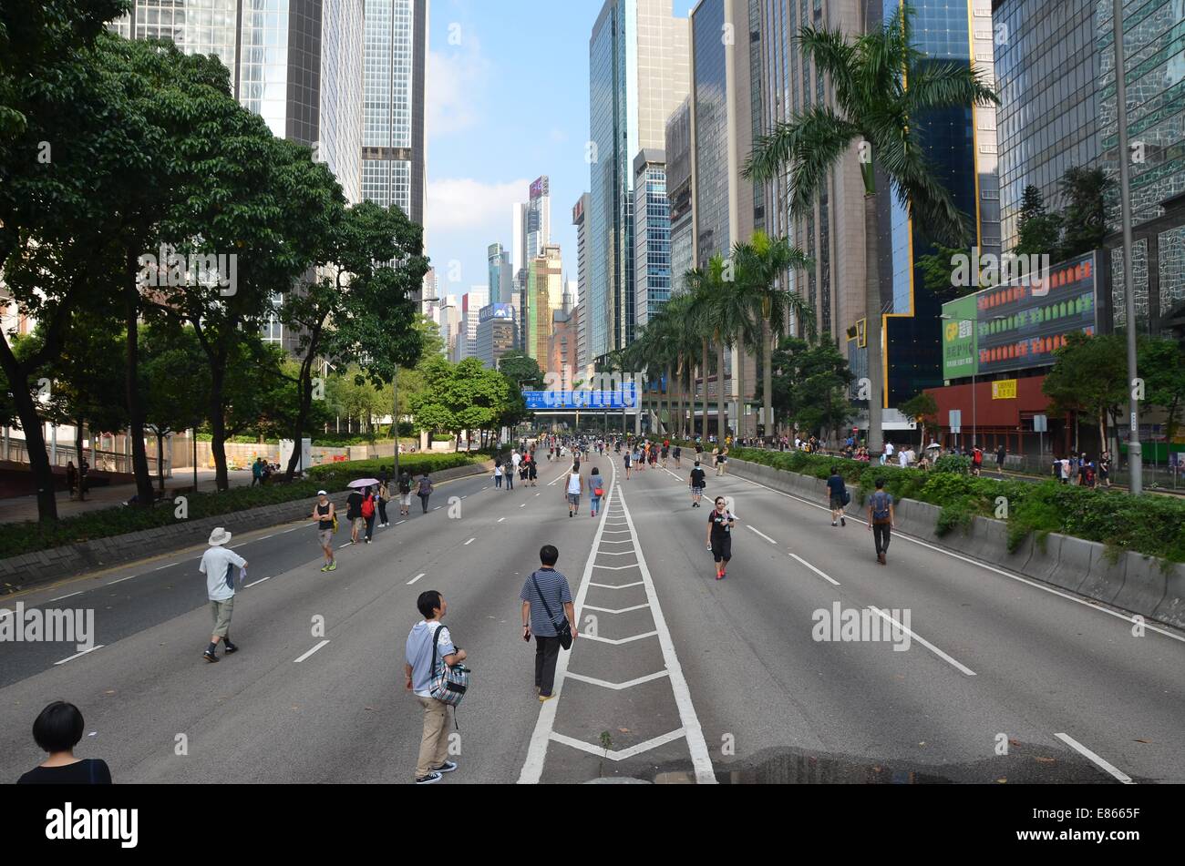 Hong Kong. 1 Ottobre, 2014. Mercoledì 1 ottobre 2014, durante una festa pubblica per contrassegnare il sessantacinquesimo anniversario della fondazione della Repubblica popolare cinese di una autostrada è cancellata del solito gli ingorghi di traffico, come migliaia di giovani partecipare alla quarta giornata del pro-democrazia protesta noto come 'occupano Central', bloccando il traffico sulle strade principali nel centro di Hong Kong. L'umore continua ad essere calma e non violenta, considerando che tre giorni prima, i manifestanti di fronte gas lacrimogeni e spray antiaggressione dalla polizia in piena sommossa ingranaggio. Credito: Stefan Irvine/Alamy Live News Foto Stock