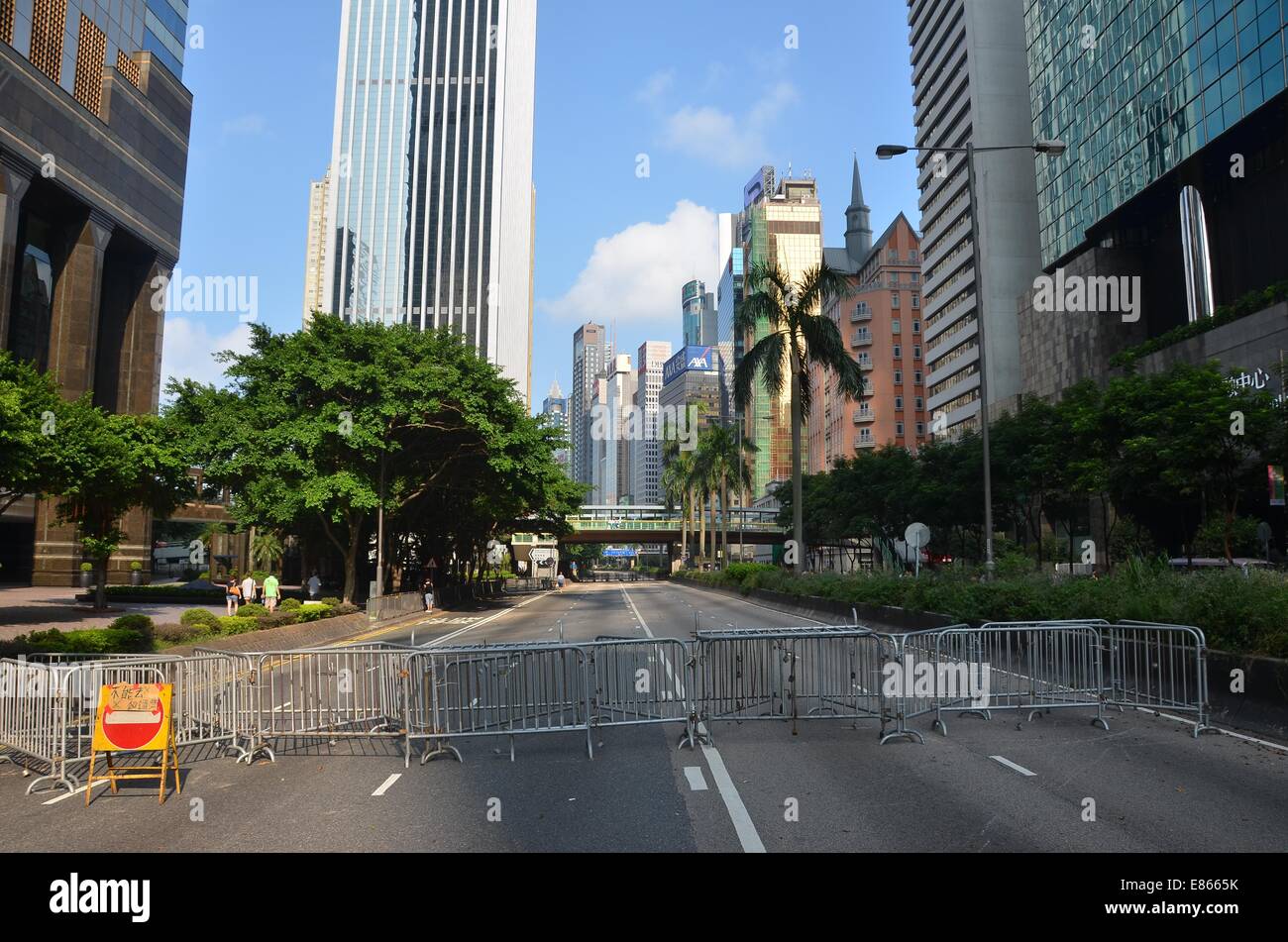 Hong Kong. 1 Ottobre, 2014. Mercoledì 1 ottobre 2014, durante una festa pubblica per contrassegnare il sessantacinquesimo anniversario della fondazione della Repubblica popolare cinese, una barricata blocchi Gloucester Road, a 8 corsie, come migliaia di giovani partecipare alla quarta giornata del pro-democrazia protesta noto come 'occupano Central', bloccando il traffico sulle strade principali nel centro di Hong Kong. L'umore continua ad essere calma e non violenta, considerando che tre giorni prima, i manifestanti di fronte gas lacrimogeni e spray antiaggressione dalla polizia in piena sommossa ingranaggio. Credito: Stefan Irvine/Alamy Live News Foto Stock