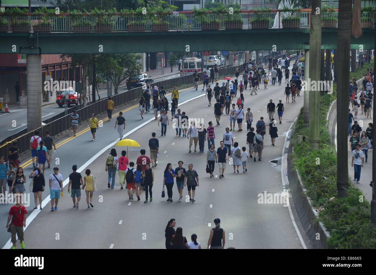 Hong Kong. 1 Ottobre, 2014. Mercoledì 1 ottobre 2014, durante una festa pubblica per contrassegnare il sessantacinquesimo anniversario della fondazione della Repubblica popolare cinese di una autostrada è cancellata del solito gli ingorghi di traffico, come migliaia di giovani partecipare alla quarta giornata del pro-democrazia protesta noto come 'occupano Central', bloccando il traffico sulle strade principali nel centro di Hong Kong. L'umore continua ad essere calma e non violenta, considerando che tre giorni prima, i manifestanti di fronte gas lacrimogeni e spray antiaggressione dalla polizia in piena sommossa ingranaggio. Credito: Stefan Irvine/Alamy Live News Foto Stock