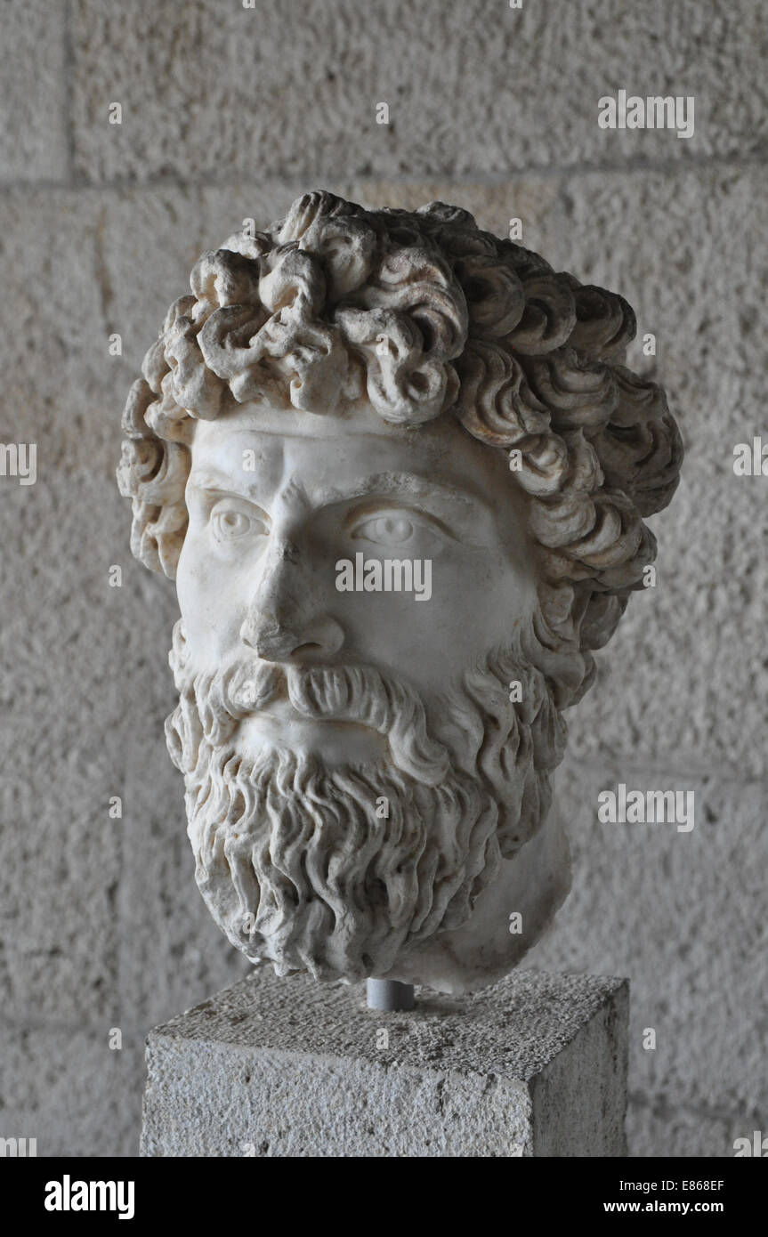 Testa di uomo barbuto ritratto statua greca busto in marmo presso l'antica agorà di Atene, Grecia. Foto Stock