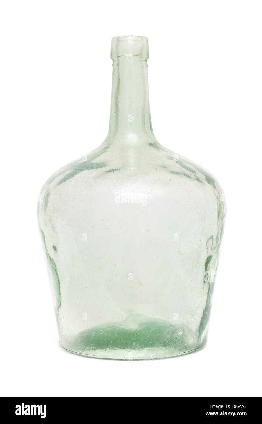 Old Dirty verde bottiglia di vetro isolato su bianco Foto Stock