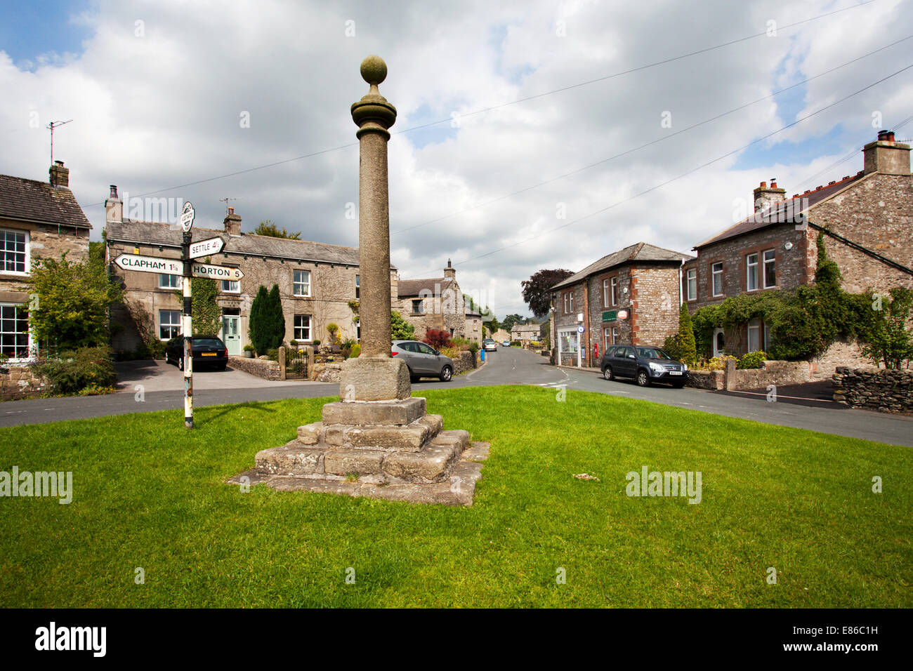 Croce di mercato nel villaggio di Austwick in Crummack Dale Yorkshire Dales Inghilterra Foto Stock