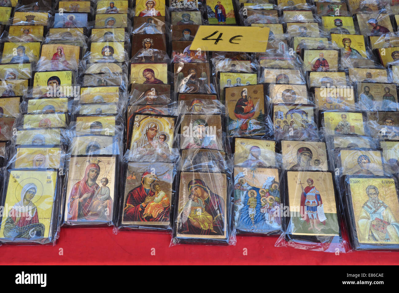 Greco-ortodossa icone cristiane arte religiosa per la vendita al mercato di strada. Foto Stock