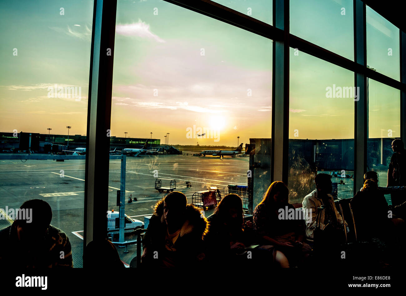 In attesa dei passeggeri a bordo degli aerei in partenza lounge presso l'aeroporto di Stansted Regno Unito Foto Stock