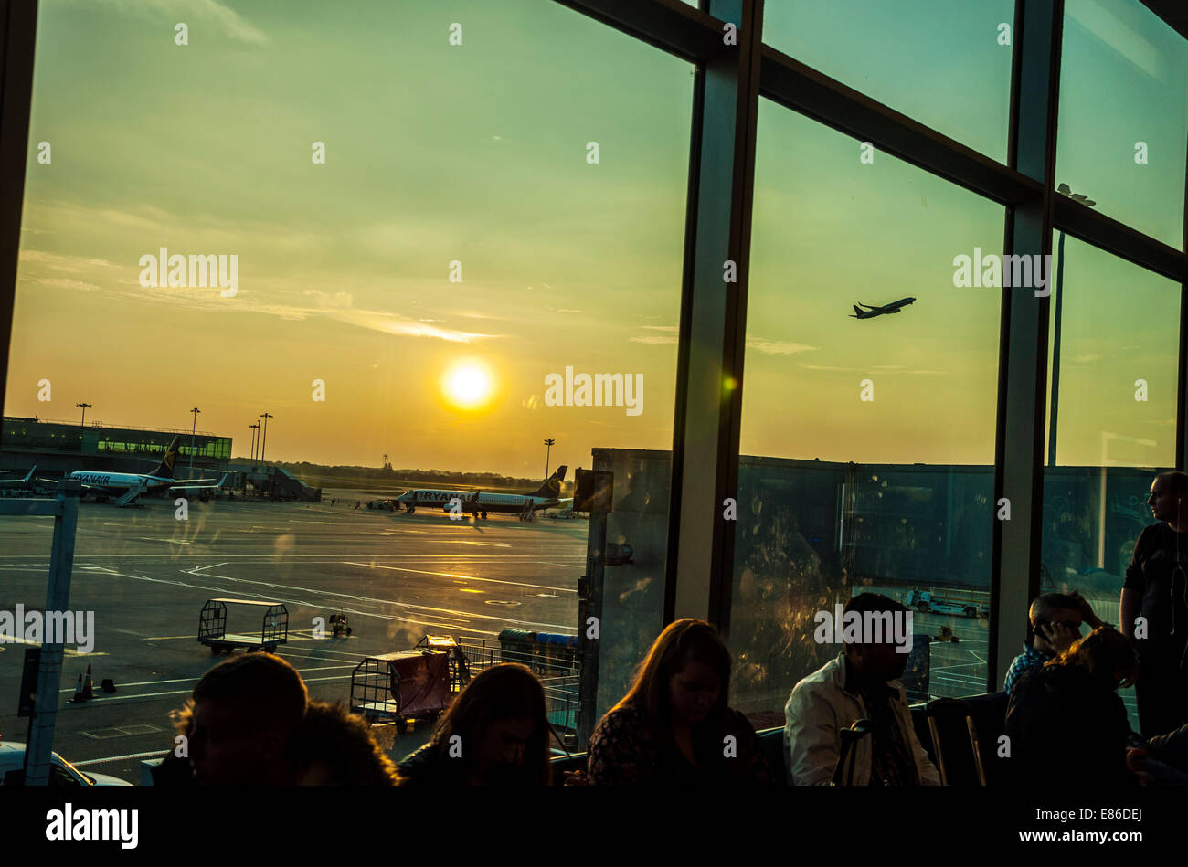 In attesa dei passeggeri a bordo degli aerei in partenza lounge presso l'aeroporto di Stansted Regno Unito Foto Stock