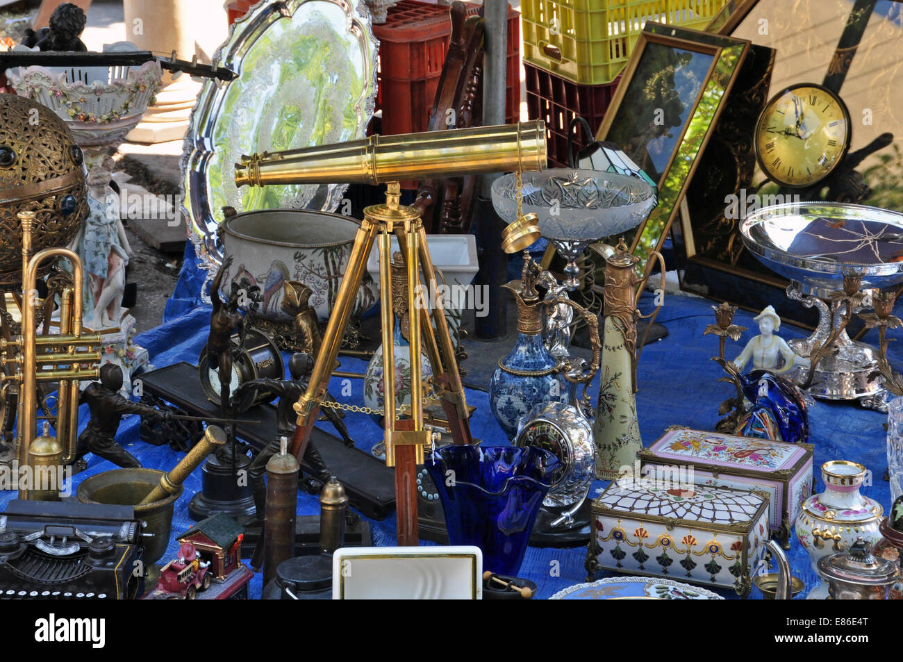 Telescopio vintage e di antiquariato per la vendita al mercato di strada. Foto Stock